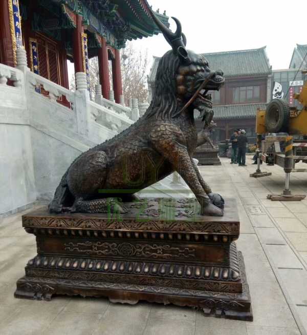 居宗教廟堂之高，擇黃銅麒麟雕塑守業(yè)