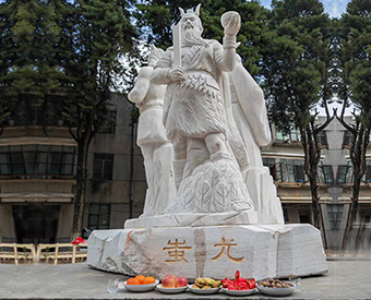 云南石雕黃帝、炎帝、蚩尤雕塑安裝效果展示
