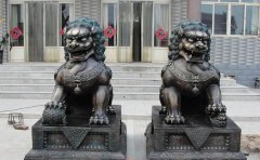 銅獅子雕塑應(yīng)該怎樣擺放？