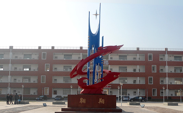 不銹鋼雕塑制作完成之后，需要對表面進(jìn)行打磨噴漆，這樣才可以獲得想要的表面效果，不銹鋼雕塑打磨噴漆有一些注意事項(xiàng)，下面給大家介紹一下。